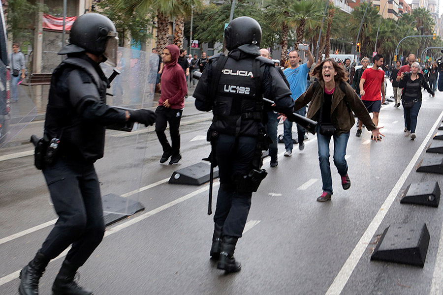 В различных муниципалитетах Каталонии во время референдума происходили столкновения с полицией. Самые масштабные были зафиксированы в Барселоне. Для разгона толпы правоохранительные органы применяли резиновые пули и дубинки.