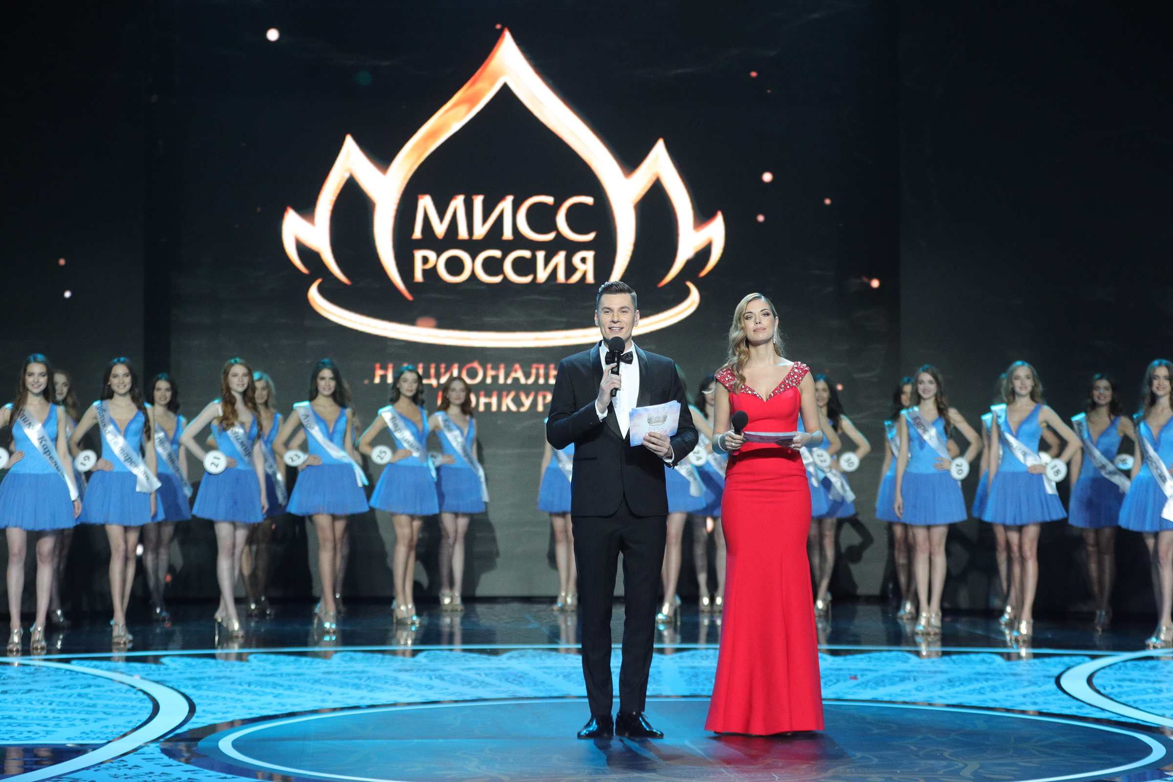 Ведущие церемонии Максим Привалов и Вера Красова