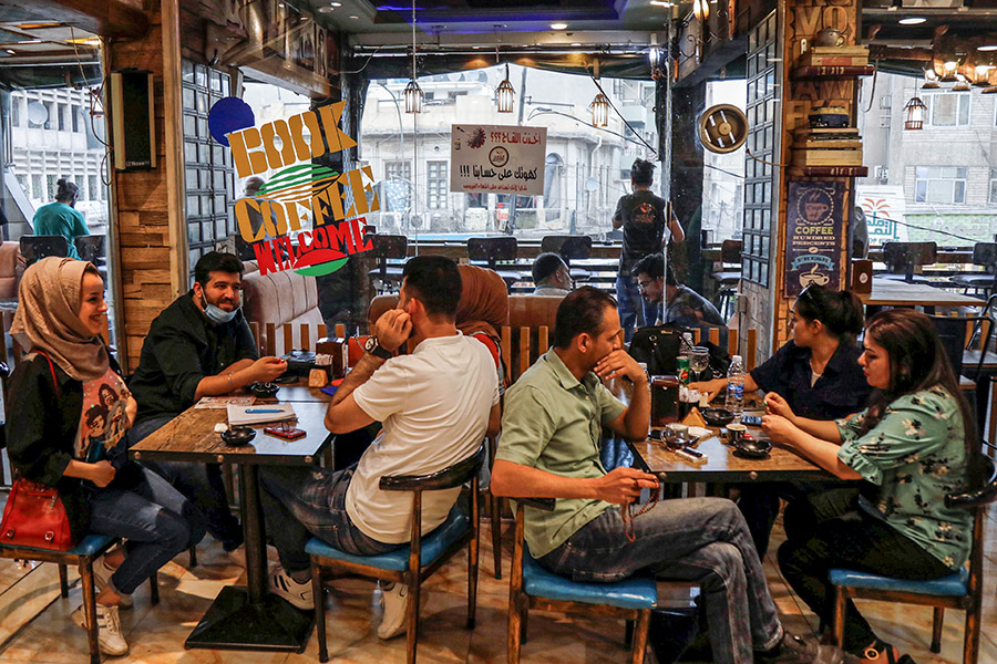 В Багдаде одно из местных кафе предлагает привившимся от коронавируса посетителям бесплатный кофе. Чтобы получить напиток, им нужно показать сертификат о вакцинации