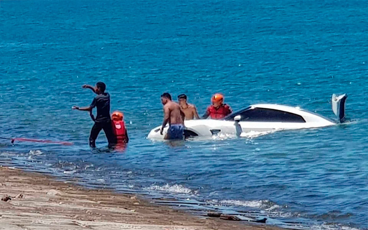Спорткар Nissan GT-R утонул в море из-за невнимательности водителя