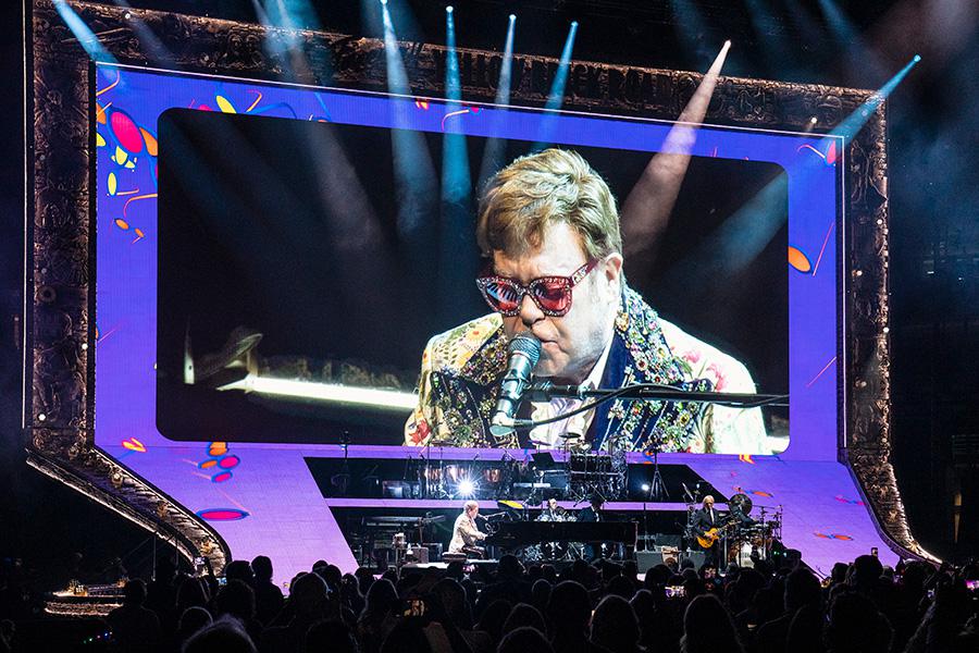 Элтон Джон во время концерта в рамках прощального тура Farewell Yellow Brick Road, 2022&nbsp;год