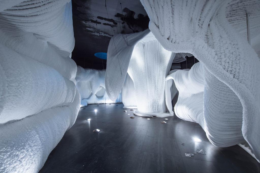 Ледяная пещера парка &laquo;Зарядье&raquo;&nbsp;&mdash; гигантский термос-холодильник площадью 1 тыс. кв. м. Арт-инсталляция создана художником Александром Пономаревым и архитектором Алексеем Козырем