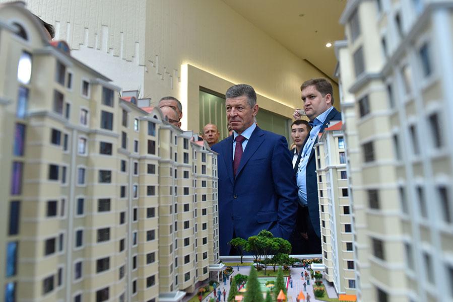 Дмитрий Козак на выставке инвестиционных проектов на Ялтинском международном экономическом форуме в Крыму, 2017 год