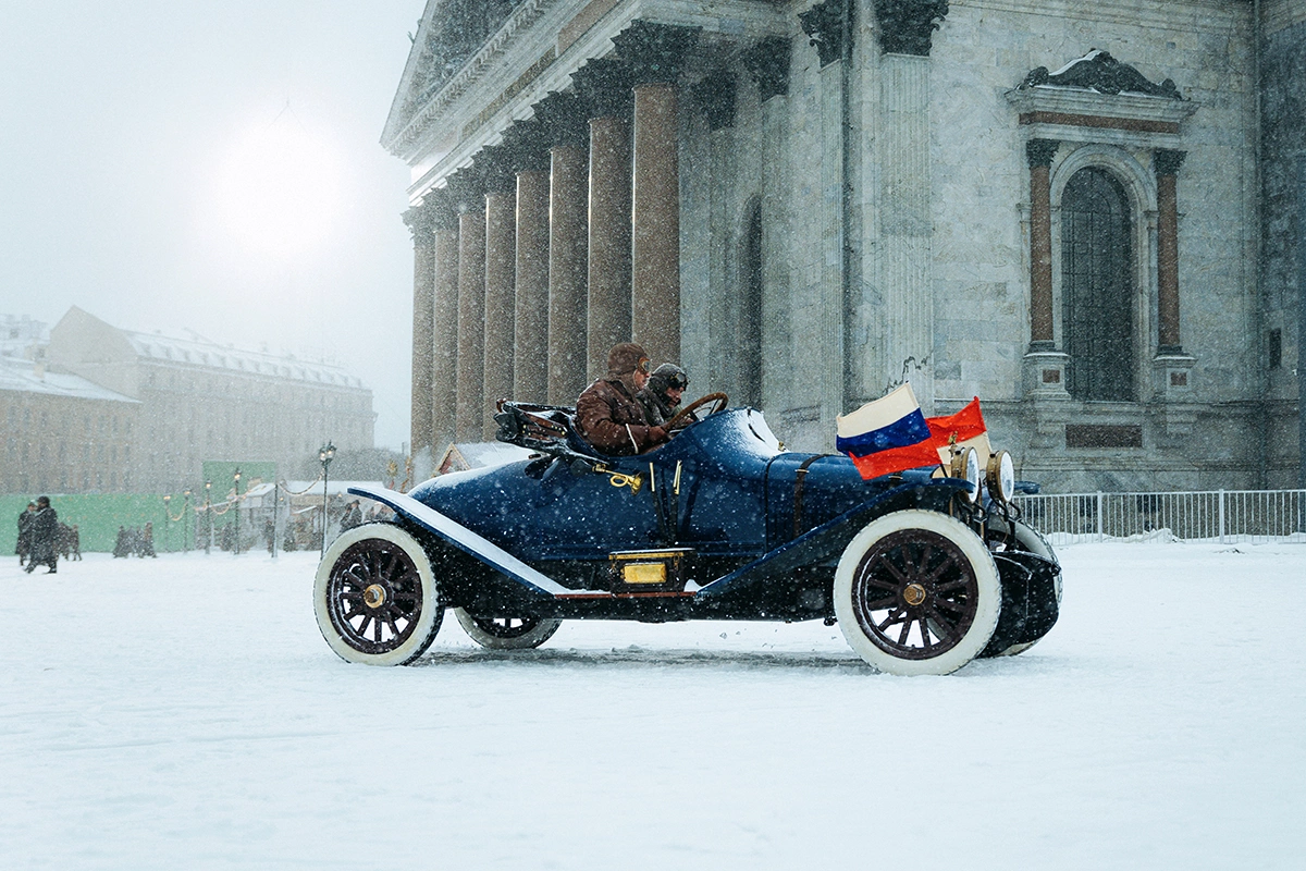 Кадр из приключенческого блокбастера «Битва моторов»