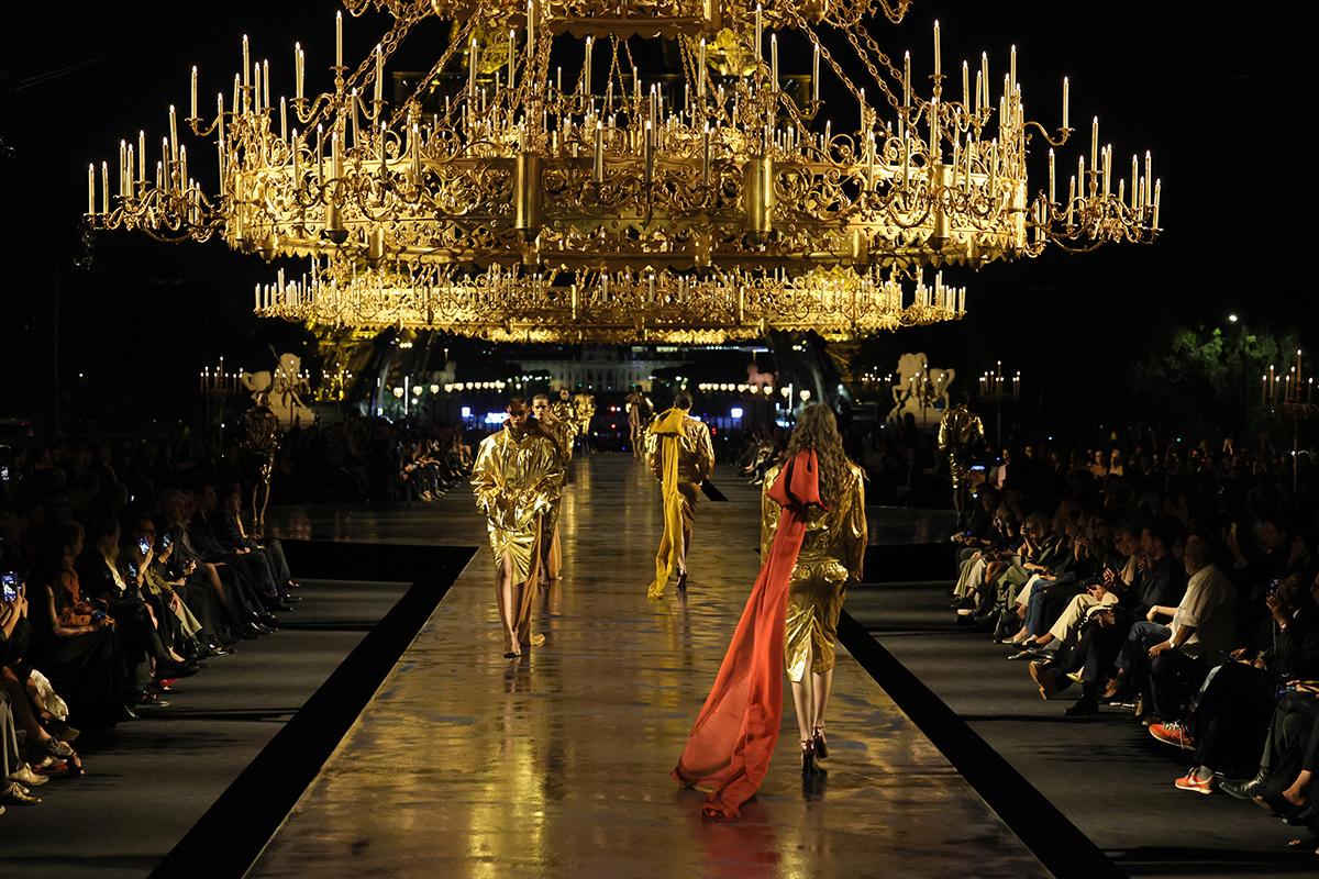 Модели на подиуме во время показа женской коллекции Saint Laurent сезона весна-лето 2027 в рамках Недели моды в Париже