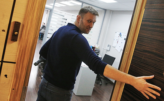 Оппозиционер Алексей Навальный в&nbsp;офисе Фонда борьбы с&nbsp;коррупцией, 16 января 2015 год