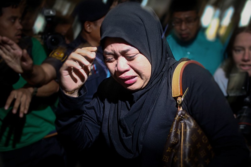 Malaysia Airlines направили в Амстердам группу специалистов и волонтеров, готовых оказать помощь родственникам погибшим в авиакатастрофе. На фото: родственница одного из пассажиров  MH17 в аэропорту Куала-Лумпур. 