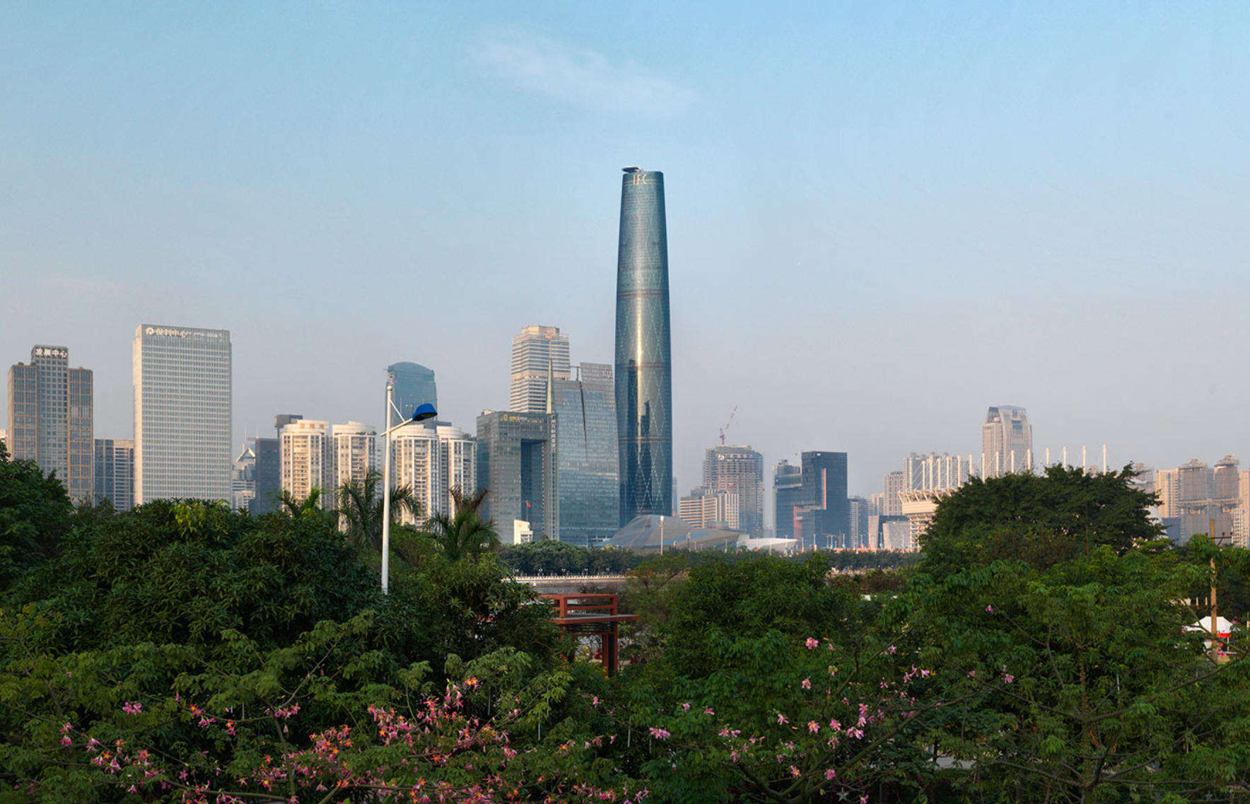 № 16. Международный финансовый центр Гуанчжоу (Guangzhou International Finance Center)


	Высота: 438,6 м, 103 этажа
	Место: Гуанчжоу, Китай
	Назначение: отель и жилье
	Архитектура: Wilkinson Eyre Architects
	Дата строительства: 2010 год

