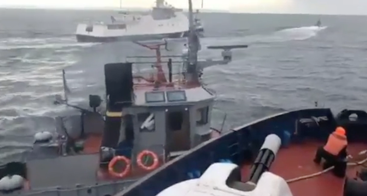 В Сети появилось видео тарана украинского буксира российским кораблем