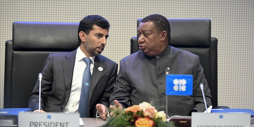 Министр энергетики ОАЭ и президент ОПЕК Сухейль Мухаммед Фарадж аль-Мазруи и генеральный секретарь ОПЕК Мохаммед Баркиндо (слева направо)


