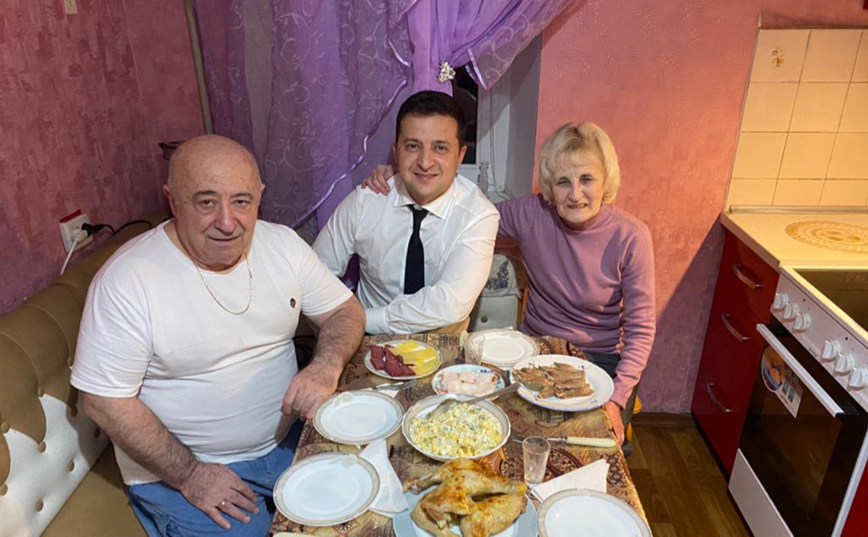 Владимир Зеленский (в центре) с отцом Александром и мамой Риммой
