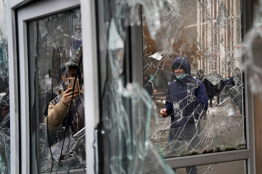 Демонстранты, в свою очередь, перекрывают дороги и бьют окна в зданиях администраций. Пострадала и городская инфраструктура