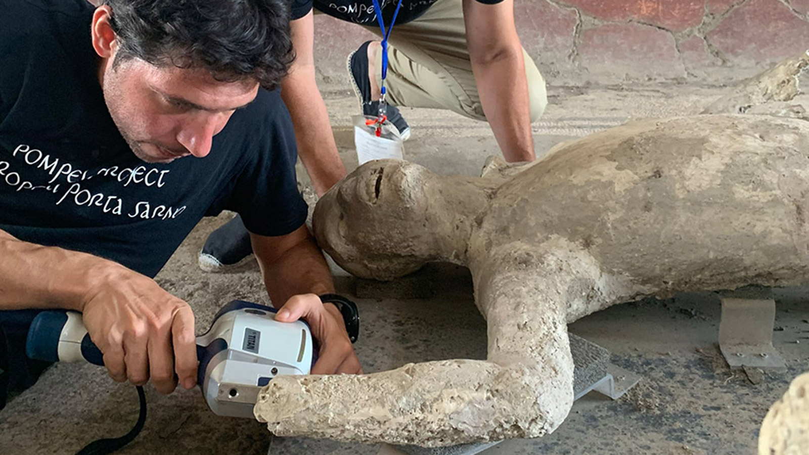 <p>Доктор Джанни Галлелло и доктор Льоренс Алапон исследуют слепок №&nbsp;57 в археологическом парке Помпей</p>
