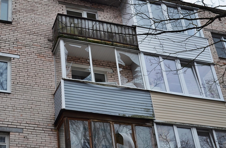 Выбитые взрывом дрона-камикадзе окна дома на Пискаревском проспекте в Санкт-Петербурге