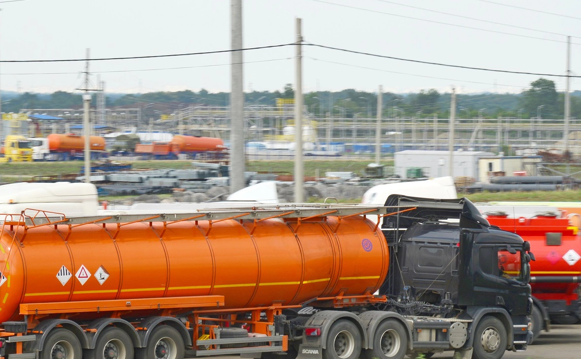 Работа на территории Ильского НПЗ (Игорь Онучин / ТАСС)