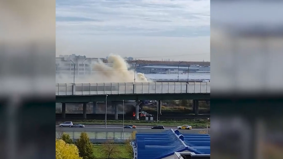 В Петербурге фура разорвалась пополам и упала с путепровода. Видео