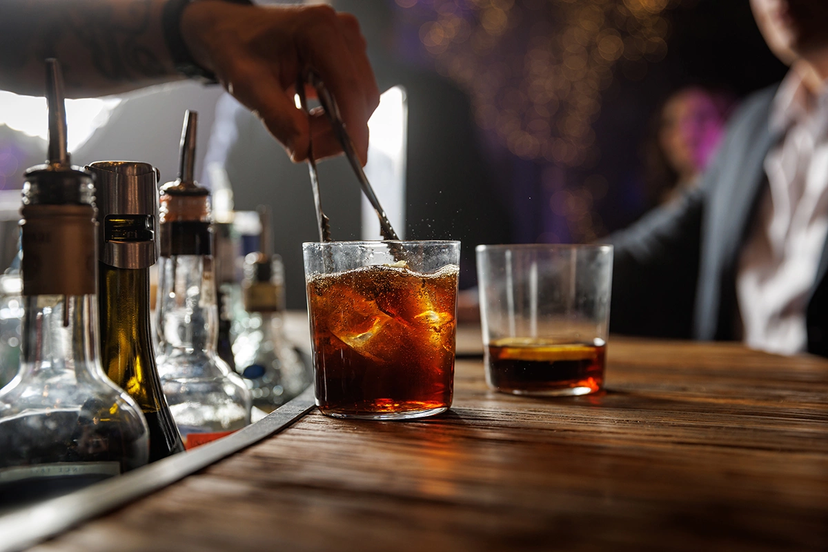 В случае Whiskey and Coke следует начать с выбора колы, поскольку качество напитка имеет решающее значение