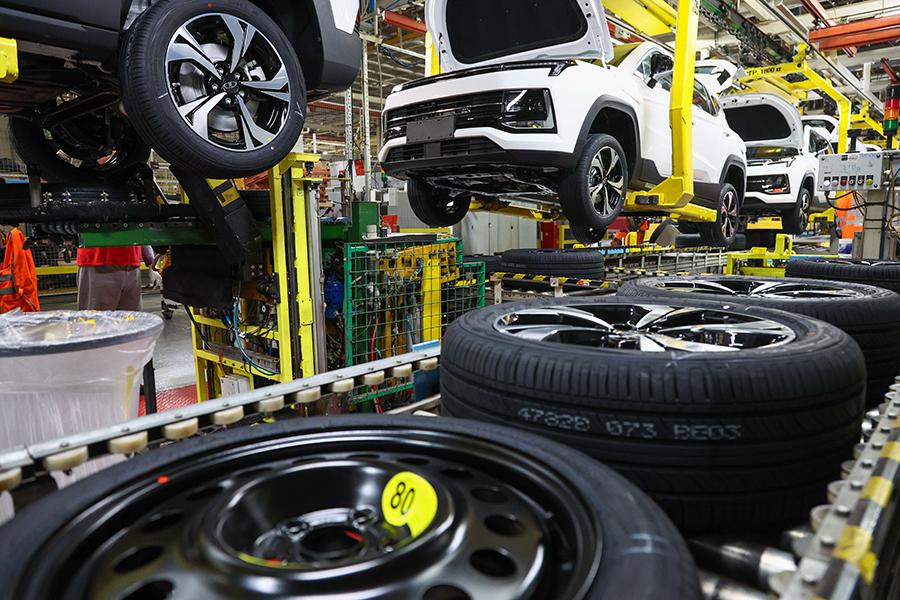 Сборка автомобилей на автомобильном заводе «Москвич»