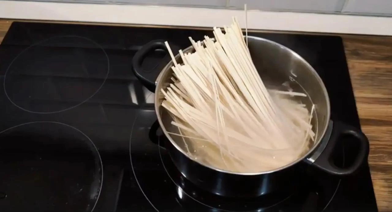 Варите удон 7–10 минут