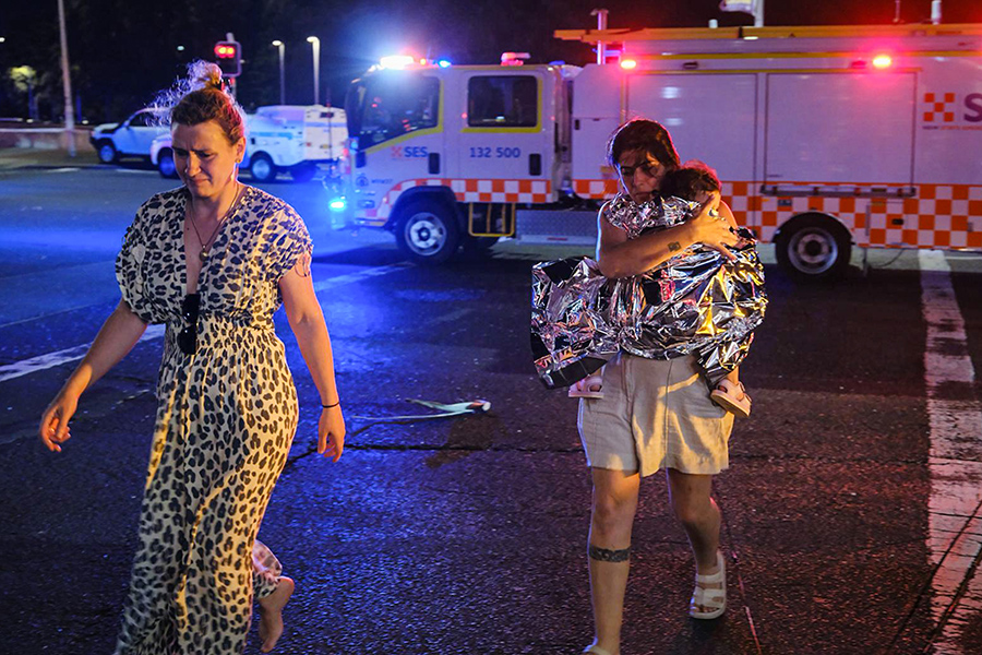 На место происшествия были направлены более 40 сотрудников скорой помощи и вертолеты.