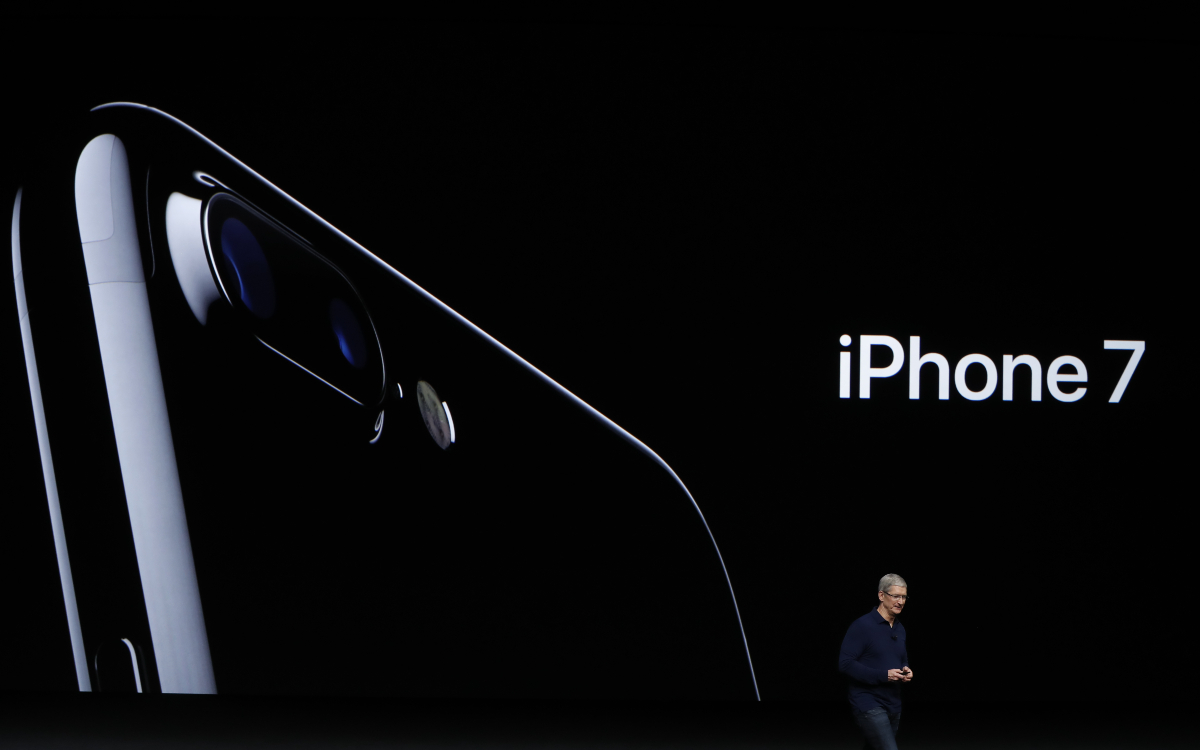 Глава Apple Тим Кук на премьере iPhone 7 и iPhone 7 Plus в сентябре 2016 года