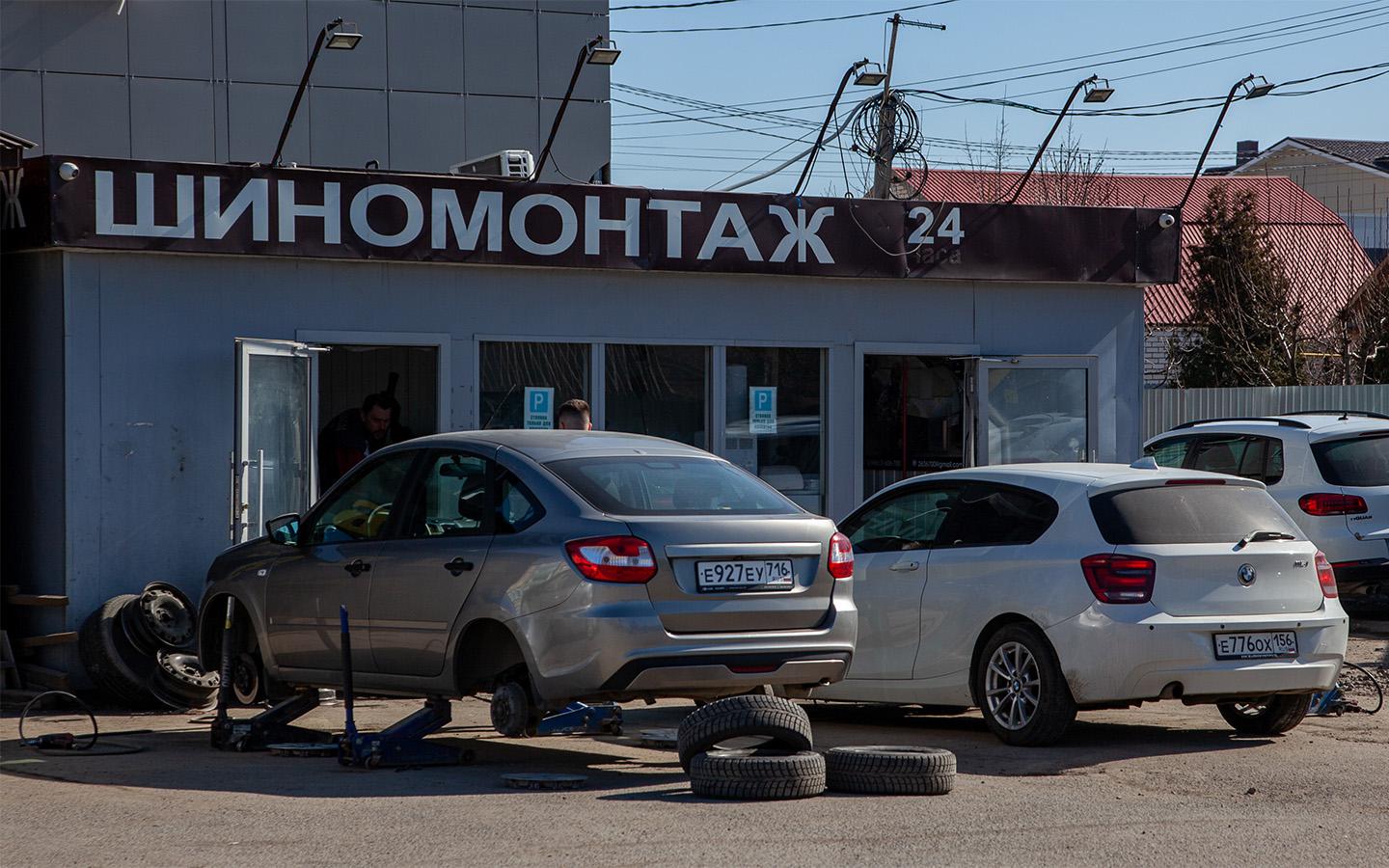 «Температура не устойчива». Москвичей призвали не менять резину на летнюю