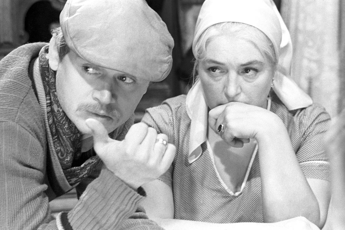 Сергей Никоненко и Лидия Федосеева-Шукшина во время съемок художественного фильма «Трын-трава» (1976)
