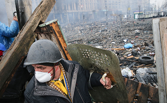 Во время массовых беспорядков на площади Независимости в Киеве, Украина, февраль 2014 года