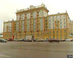 Посольство США в Москве забросали помидорами 