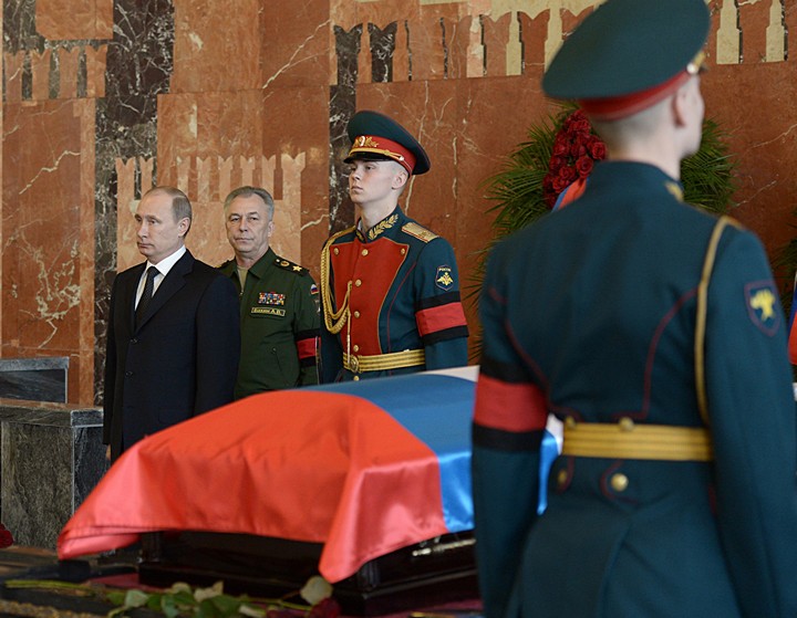 М.Калашникова похоронили под залпы АК-47