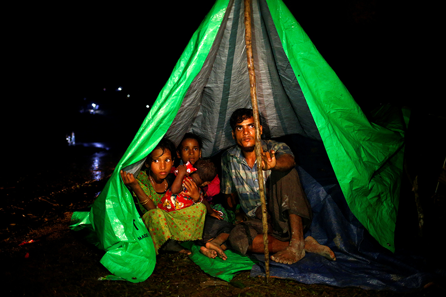 В Бангладеш,&nbsp;одной из беднейших стран мира,&nbsp;нет достаточных ресурсов для размещения беженцев. В стране гуманитарный кризис в связи с прибытием большого числа беженцев (по данным Reuters, их прибыло до 90 тыс.). Несколько тысяч разместилось в организованных лагерях, но многие располагаются в самоорганизованных лагерях.
