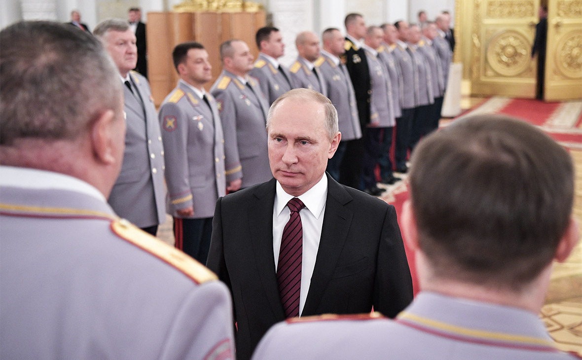 Владимир Путин во время встречи с офицерами по случаю их назначения на вышестоящие должности