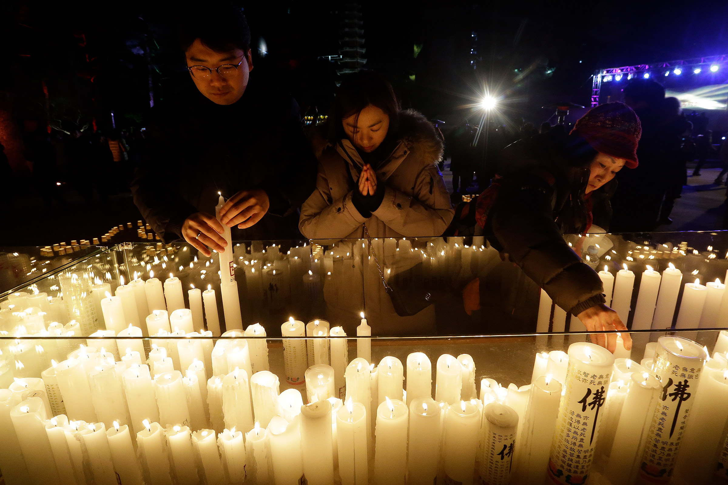 Южная Корея. Буддисты устанавливают свечи в храме во время празднования Нового года в Сеуле
