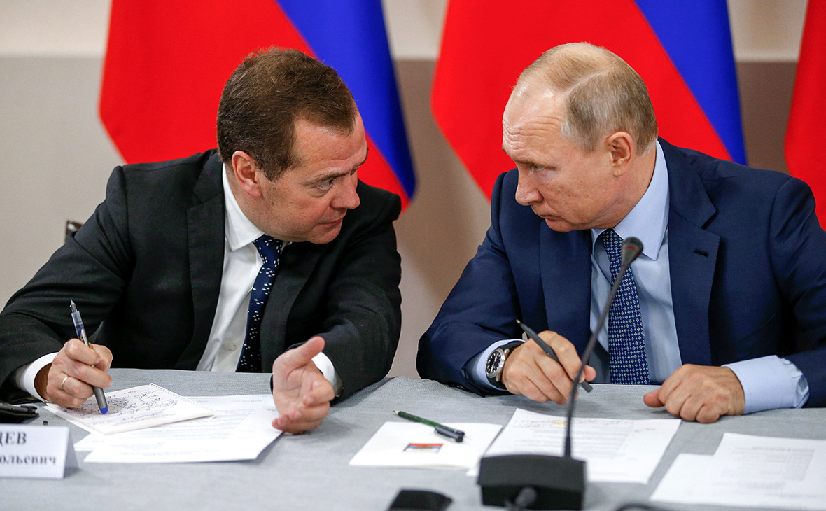 Дмитрий Медведев и&nbsp;Владимир Путин (слева направо)