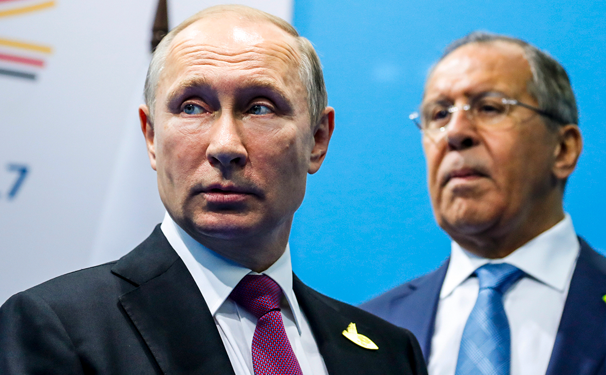 Владимир Путин (слева) и Сергей Лавров перед&nbsp;началом переговоров на саммите G20