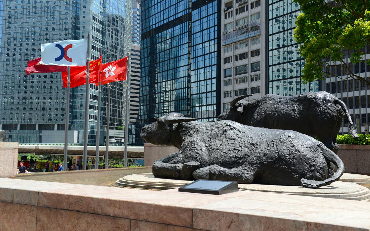 Скульптуры перед зданием Гонконгской фондовой биржи