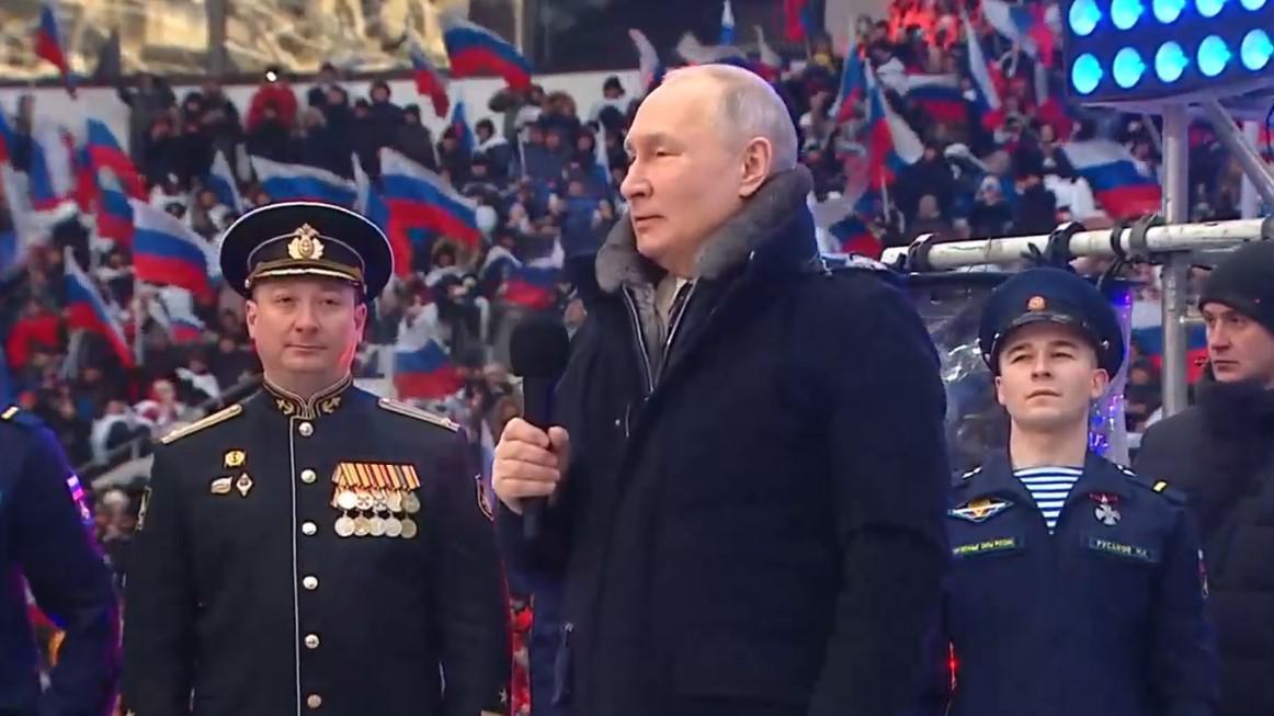 Путин на концерте в «Лужниках» назвал всех россиян защитниками Отечества