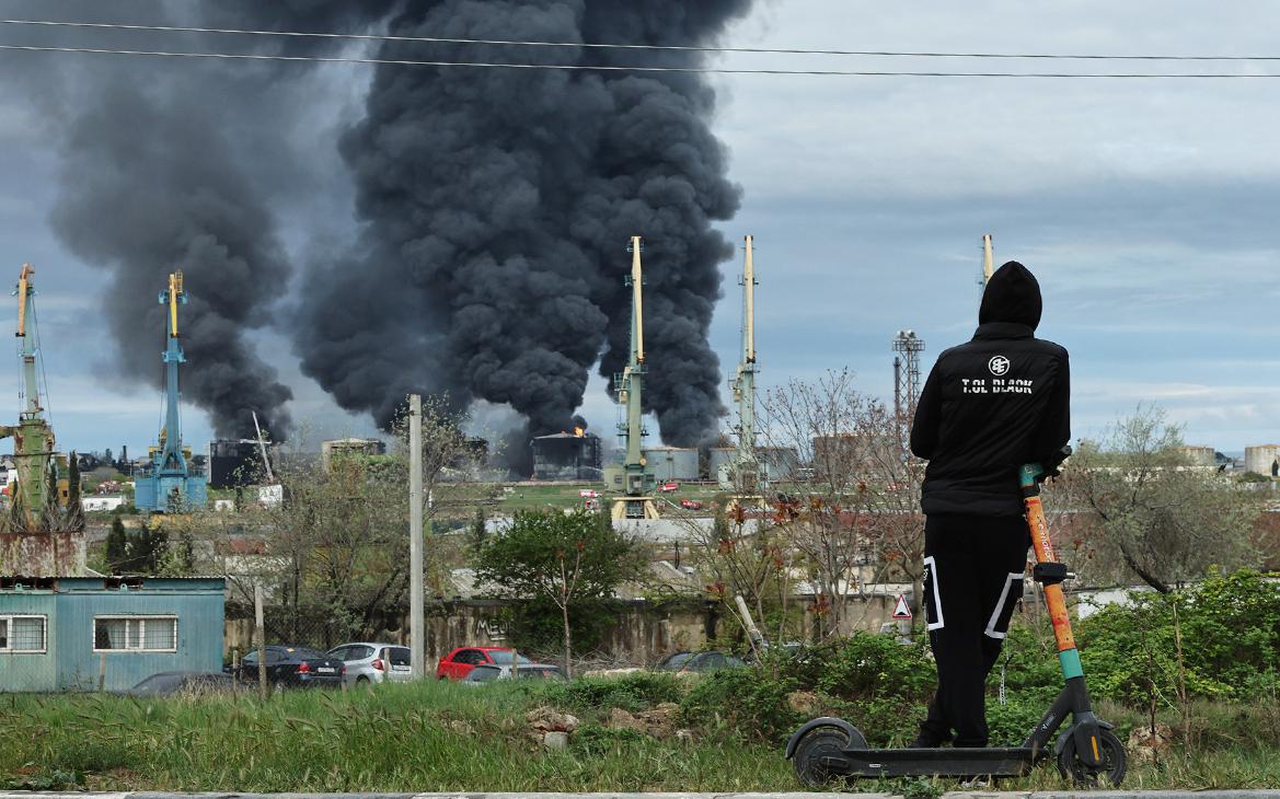 Кадры крупного пожара на нефтебазе в Севастополе