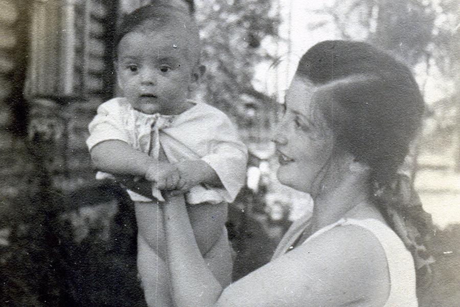 Михаил&nbsp;Шуфутинский в детстве с матерью Еленой&nbsp;Подольской, 1948 год