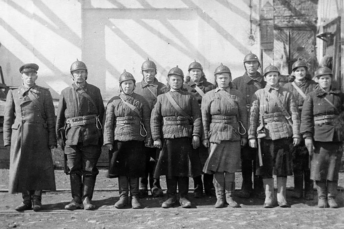 <p>Женщины-пожарные&nbsp;в блокадном Ленинграде</p>