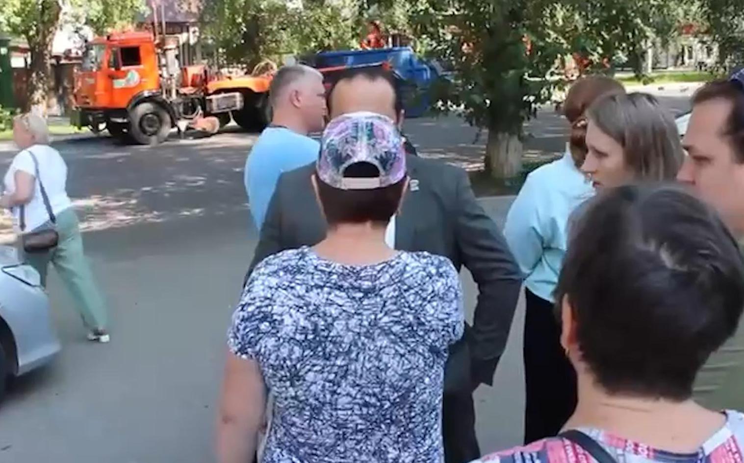 «Я тебе сейчас голову сниму!» Спикер гордумы Томска пригрозил мужчине, швырнувшему пенсионерку