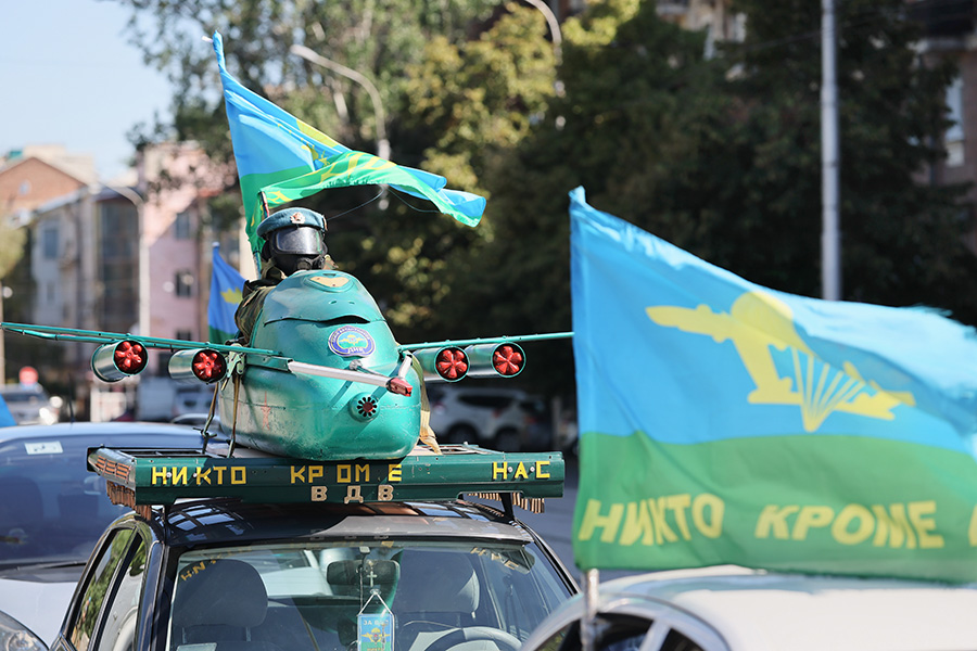 Донецк. Горожане на площади Ленина во время празднования Дня воздушно-десантных войск России