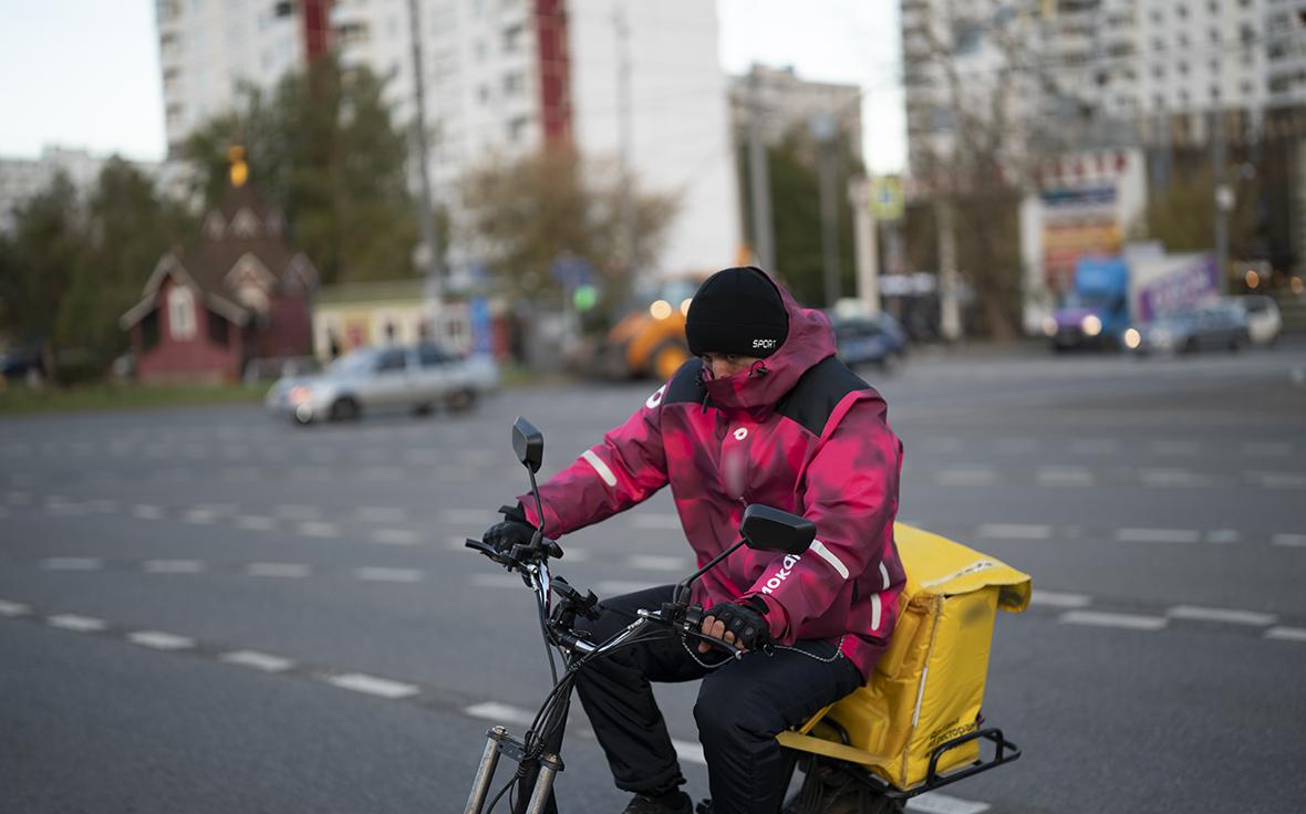 В Петербурге продлили запрет мигрантам работать в такси и доставке