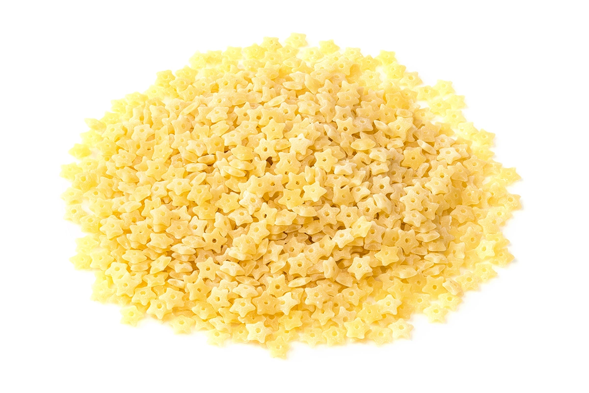 Классическая форма макарон для супов, особенно любимая детьми за забавный вид