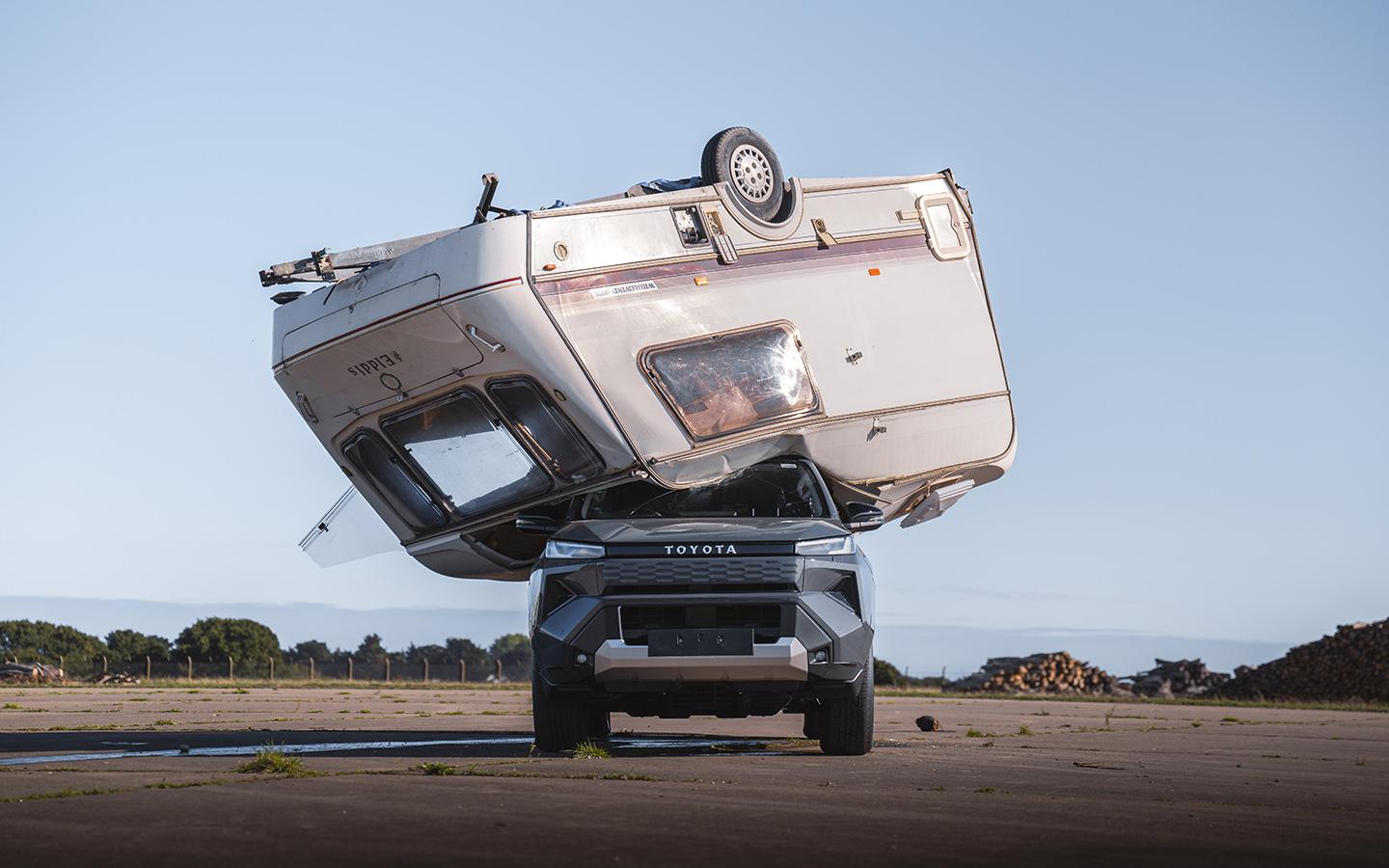 На новый Toyota Hilux сбросили автодом с девятиметровой высоты
