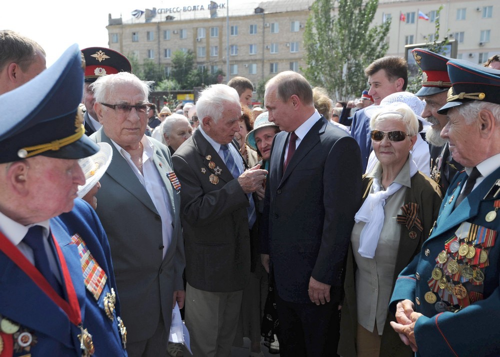 В.Путин и байкер Хирург запустили фонтан "Детский хоровод"