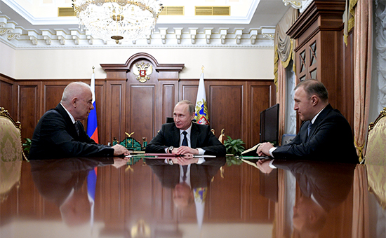 Глава Адыгеи Аслан Тхакушинов, президент России Владимир Путин и премьер-министр Адыгеи Мурат Кумпилов (слева направо) во время встречи в Кремле


