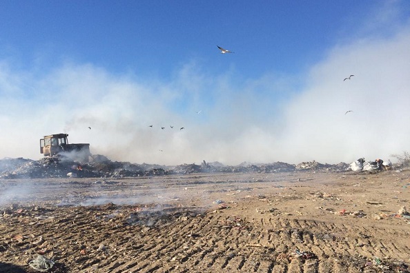 Дым над городом: в Таганроге третий день тушат возгорание на свалке
