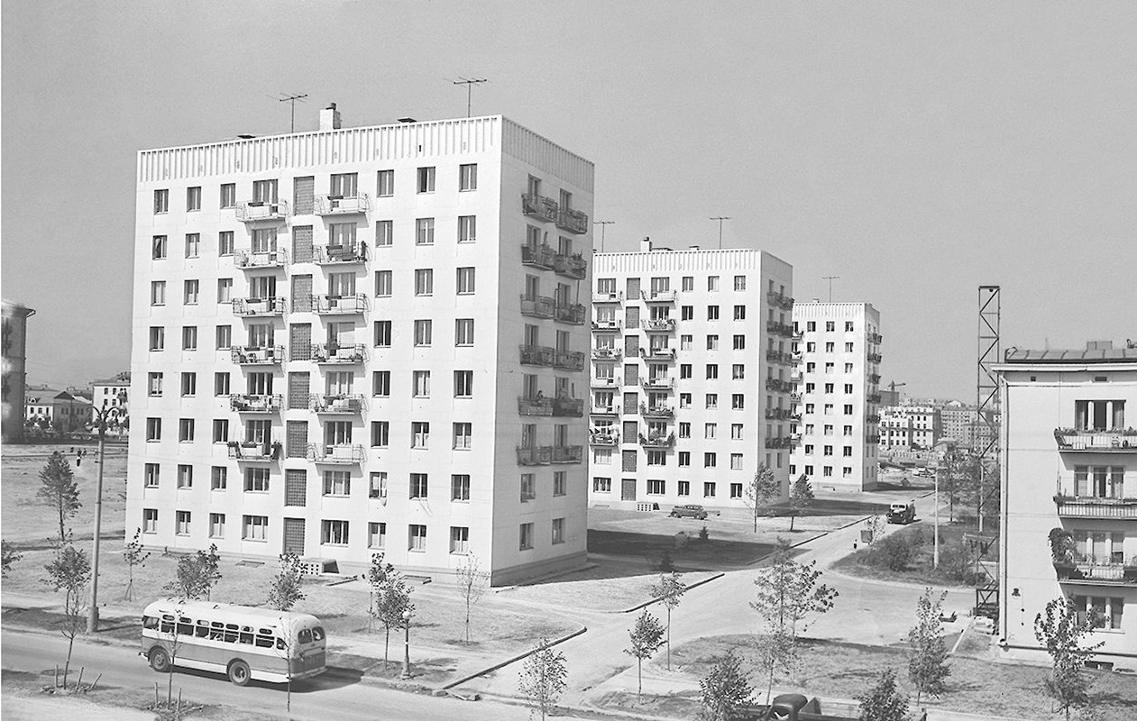 Вид на новый жилой район в Черемушках с автобусным движением, организованным для транспортного обслуживания жителей. Авторы Б. Трепетов, В.Мастюков. Август 1958 года