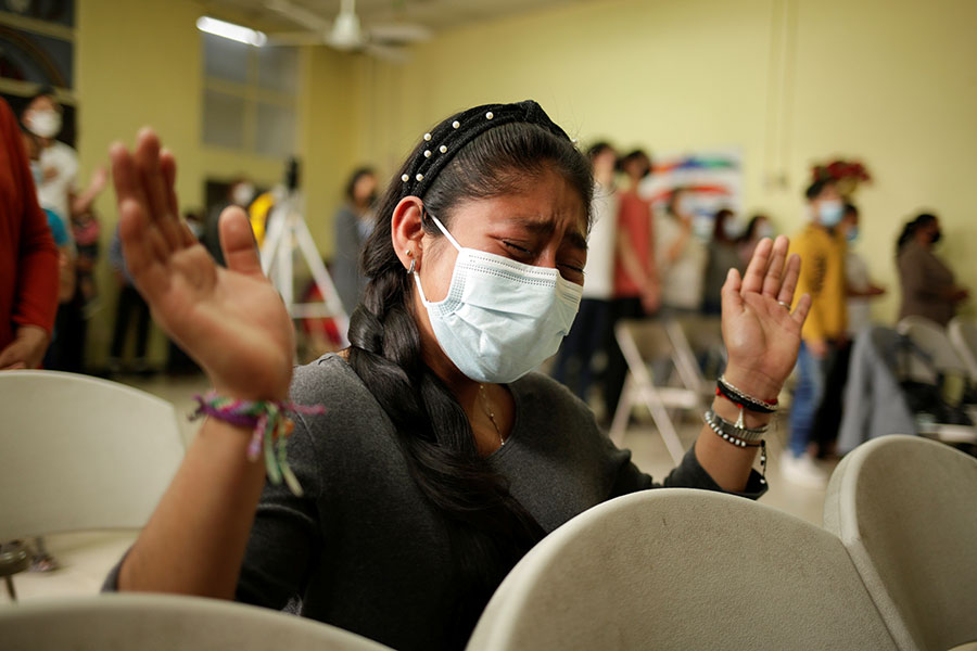 Женщина, которую депортировали из США, молится в церкви в приюте в городе Сьюдад-Хуарес, Мексика, 21 марта.

В феврале на границе США с Мексикой американские власти задержали почти 100 тыс. мигрантов. Это самый высокий месячный показатель с июня 2019 года